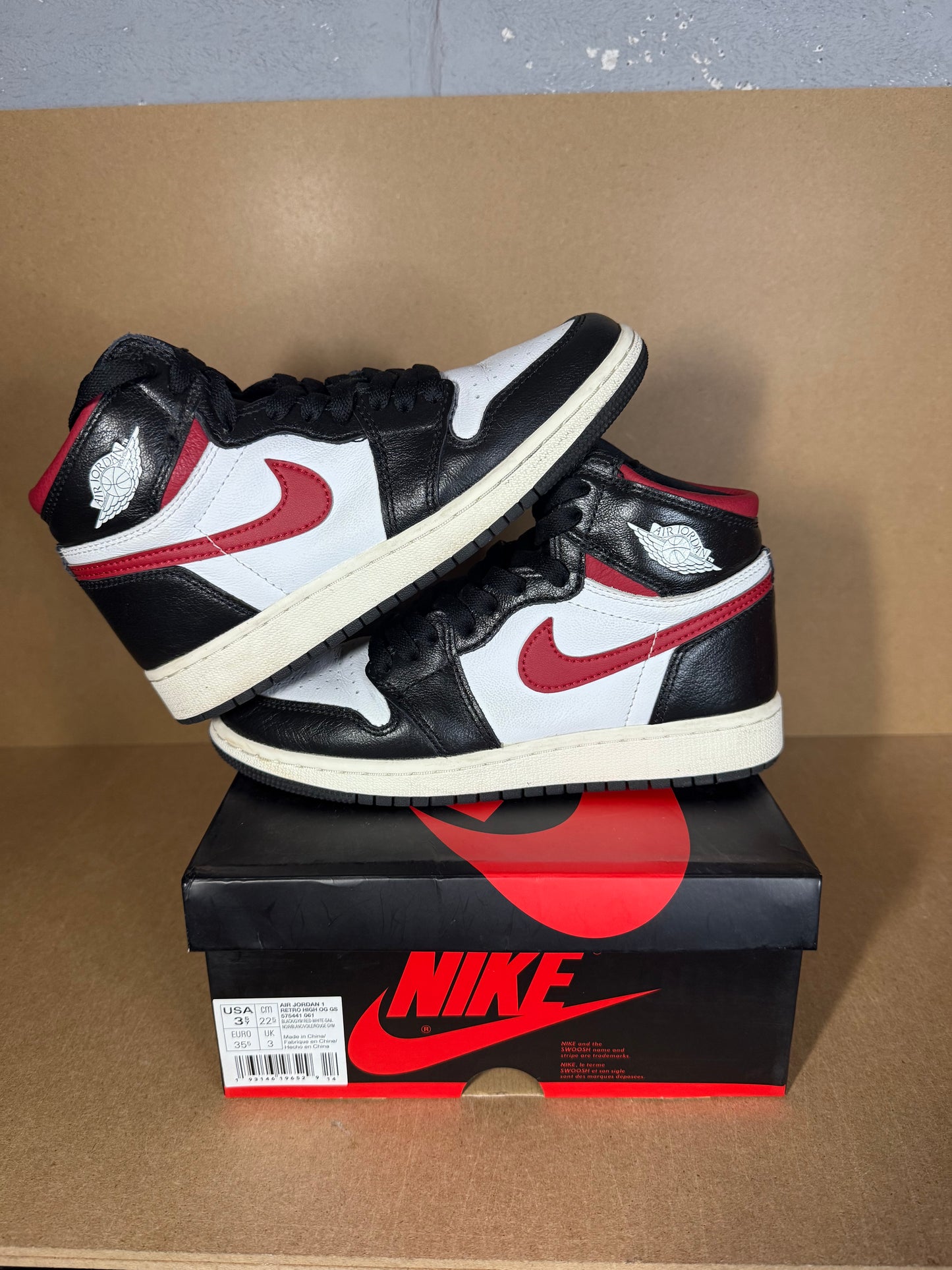 Jordan 1 Mid (Gym Red) pre loved uk 3