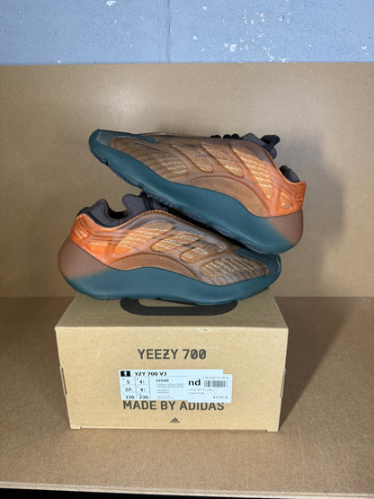 Yeezy 700 pre loved uk 4