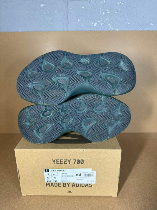 Yeezy 700 pre loved uk 4