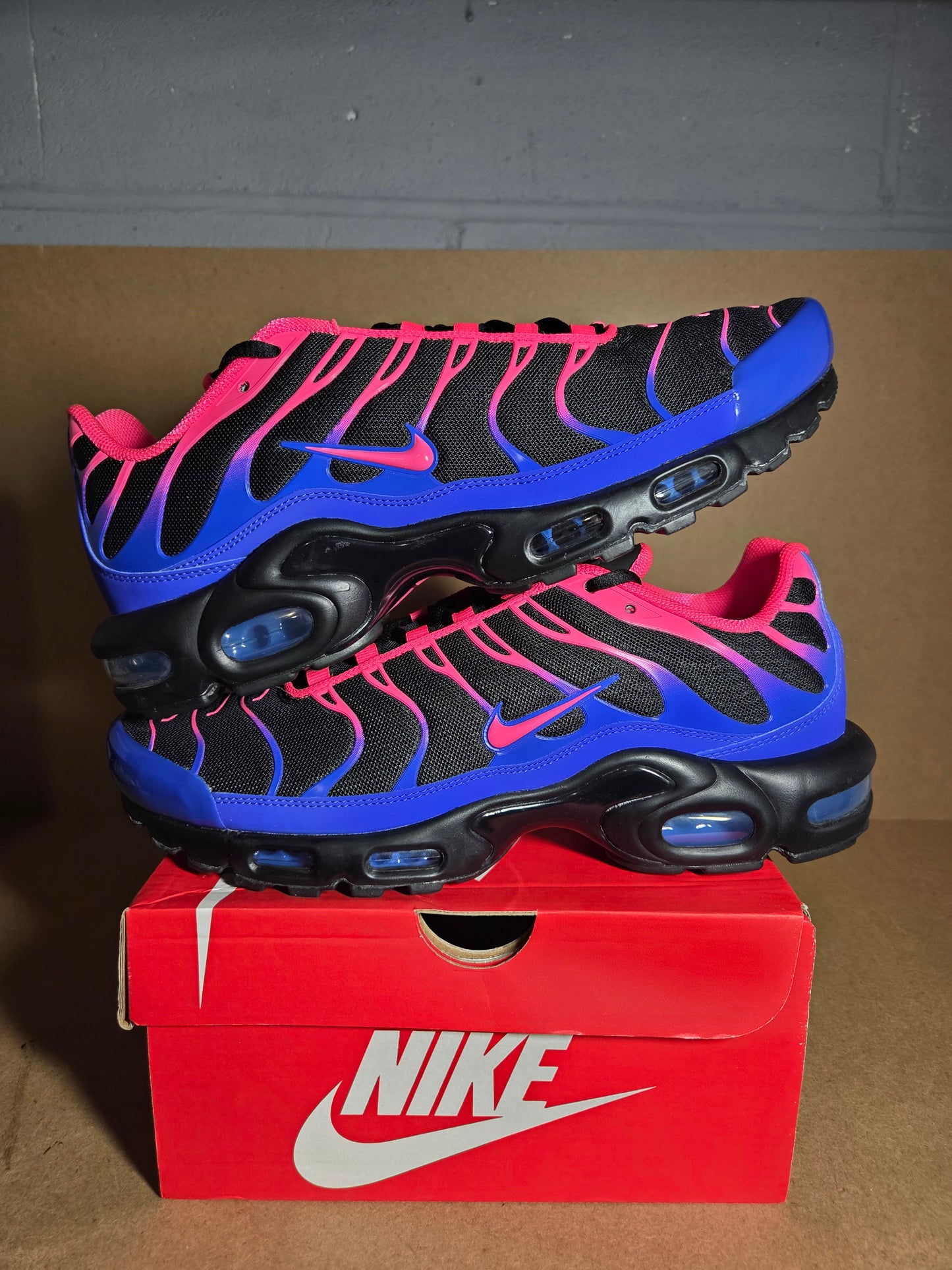 AIR MAX PLUS Black/Hyper Pink-Racer Blue