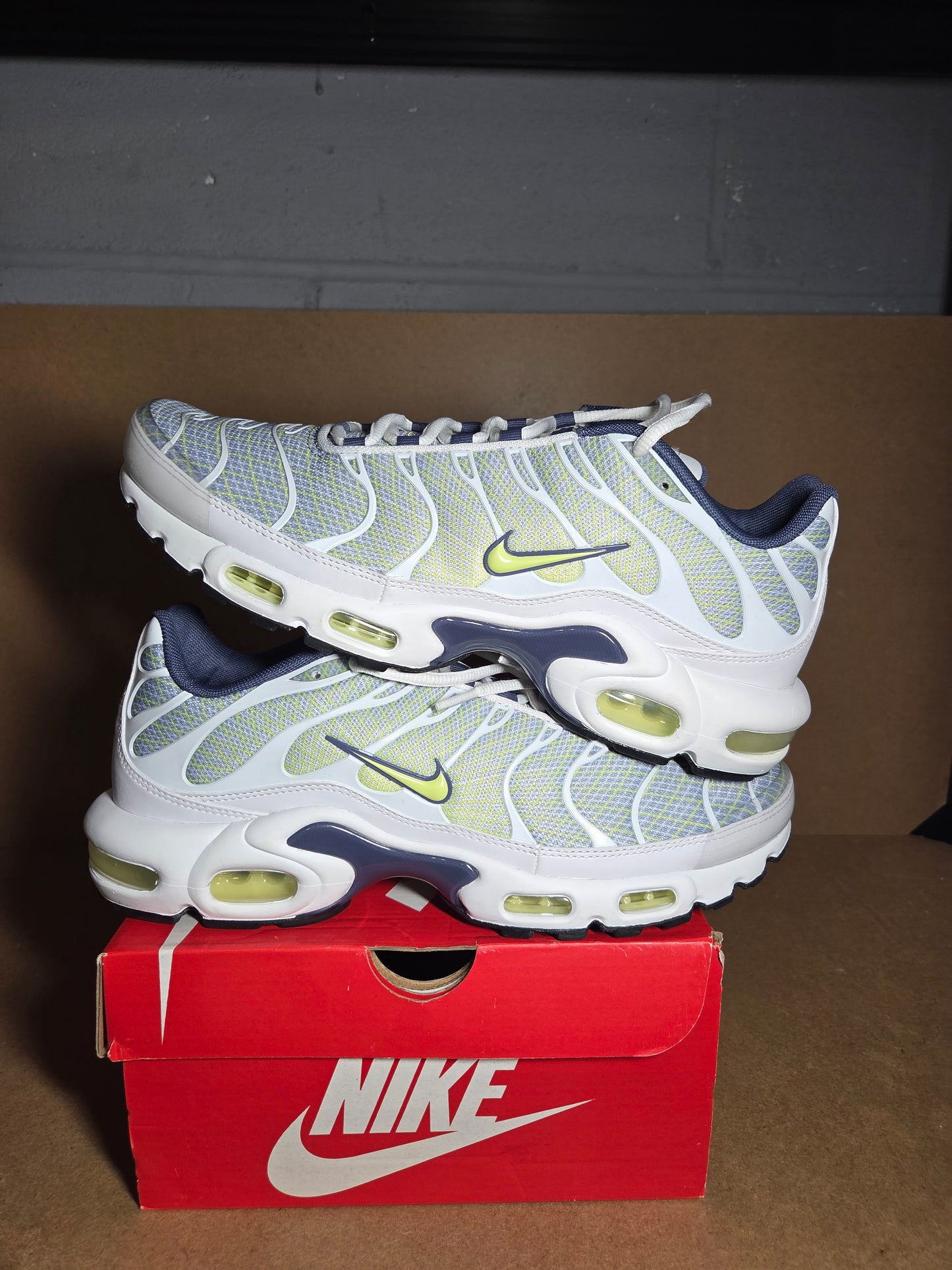 NIKE AIR MAX PLUS Pebble Grey/Lime-Steel-White