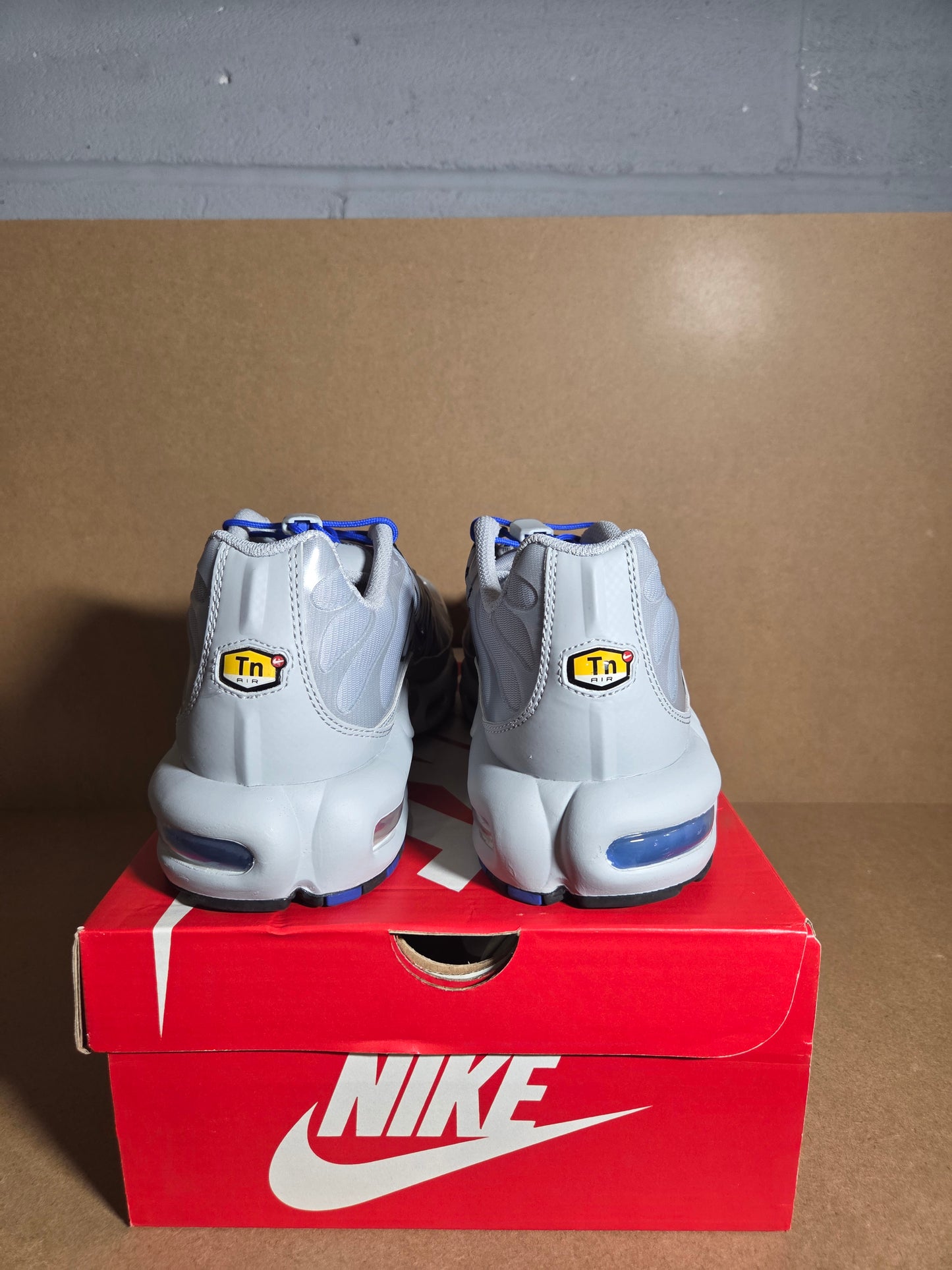 NIKE AIR MAX PLUS Wolf Grey/Racer Blue