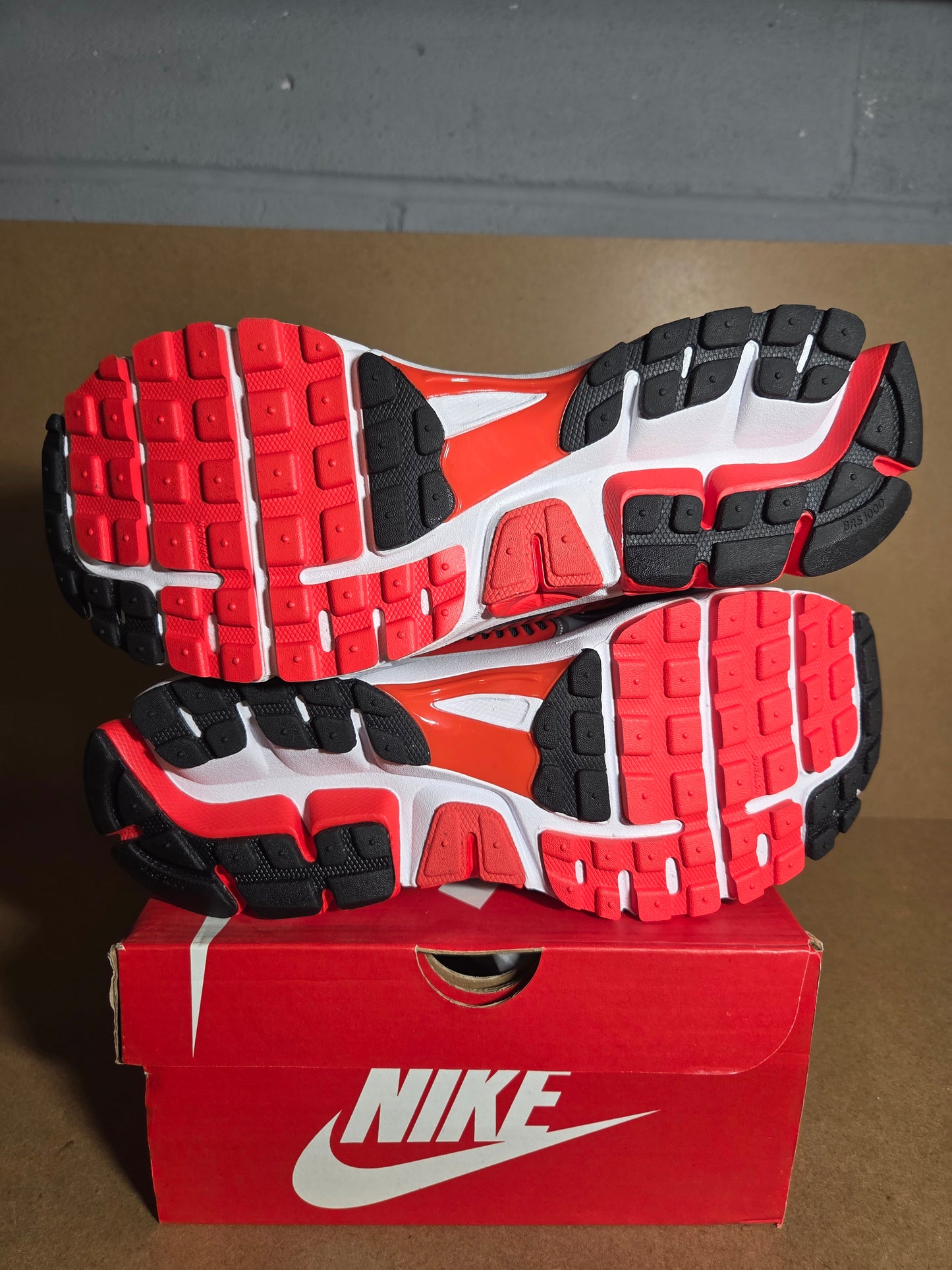 NIKE Zoom Vomero 5 Metallic Silver/Black