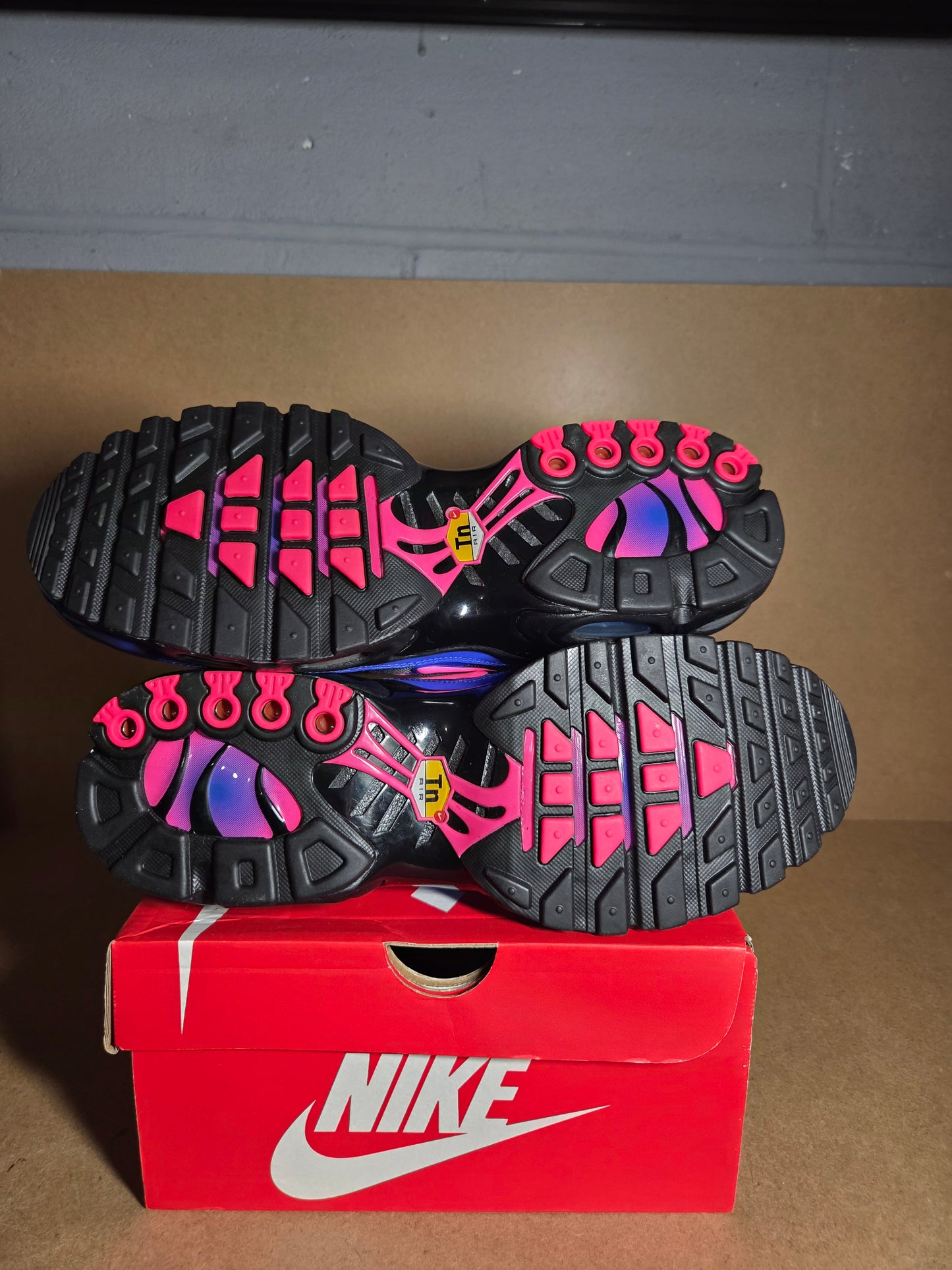 AIR MAX PLUS Black/Hyper Pink-Racer Blue