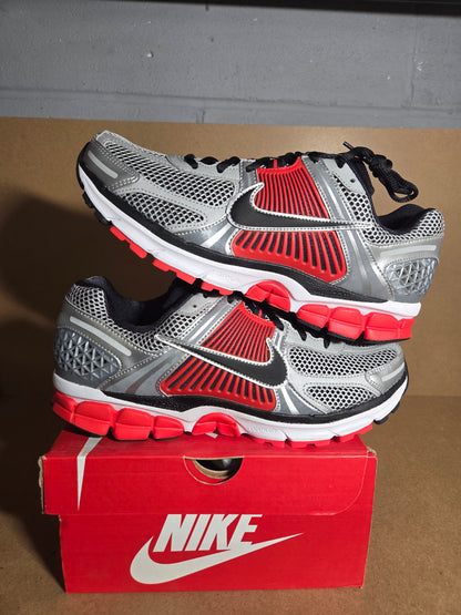 NIKE Zoom Vomero 5 Metallic Silver/Black